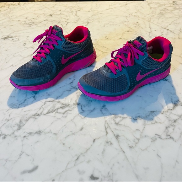 NEW Nike Sneakers - Picture 5 of 15